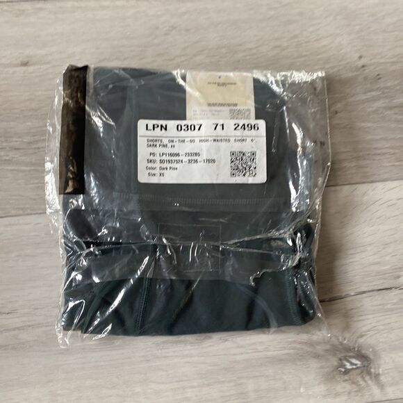 Fabletics On-The-Go PowerHold® High-Waisted 6'' Short dark pine Nwt size XS - Picture 3 of 5